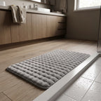 Alfombra de baño con topitos gris