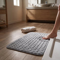 Alfombra de baño con topitos gris