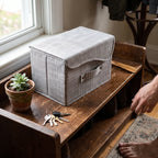 Caja plegable con asa y tapa con abrojo gris