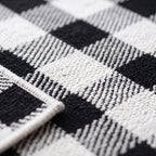 Alfombra cuadrillé blanca y negra