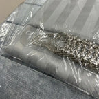 Set de baño alfombra + cortina con ganchos de metal