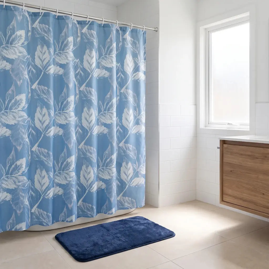 Set de baño cortina estampada + ganchos + alfombra plush